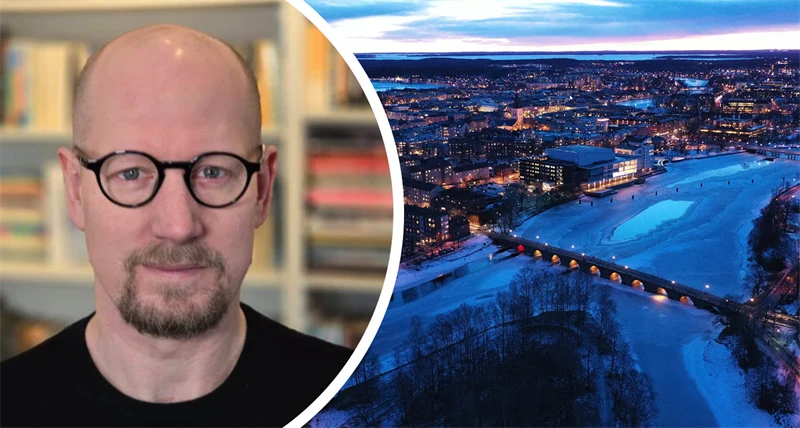 Man med glasögon ler mot kameran