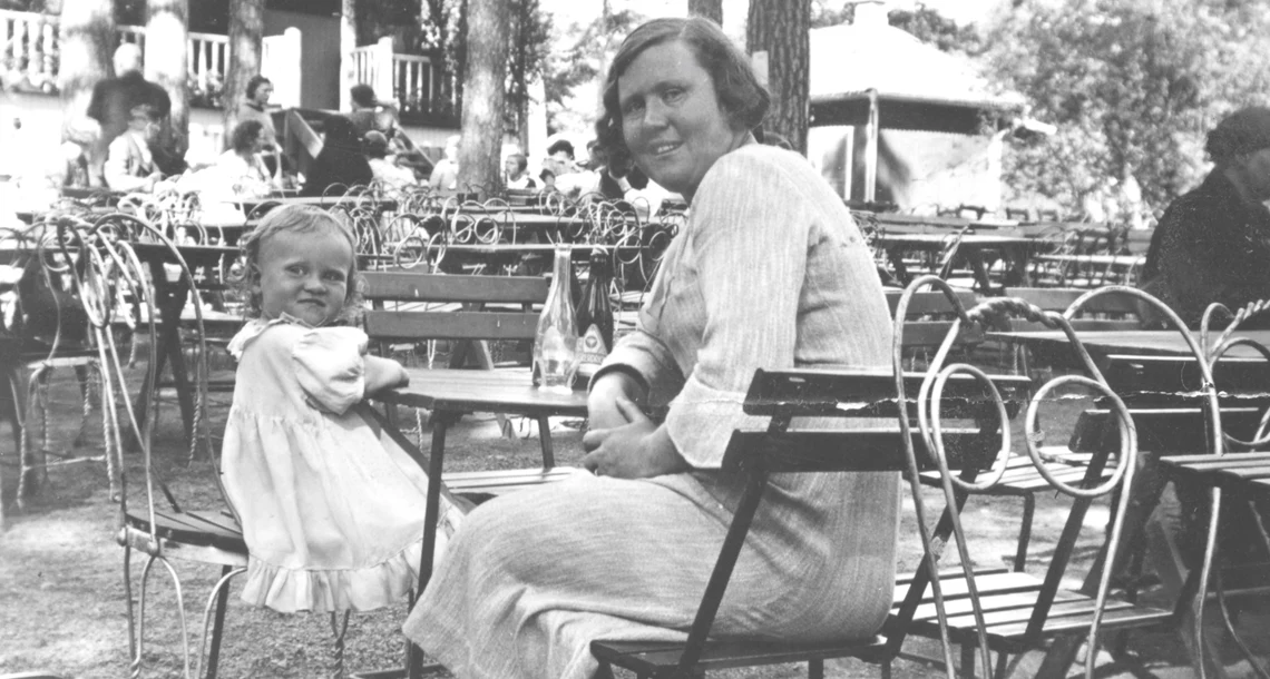 Mor och dotter fikar utomhus. 