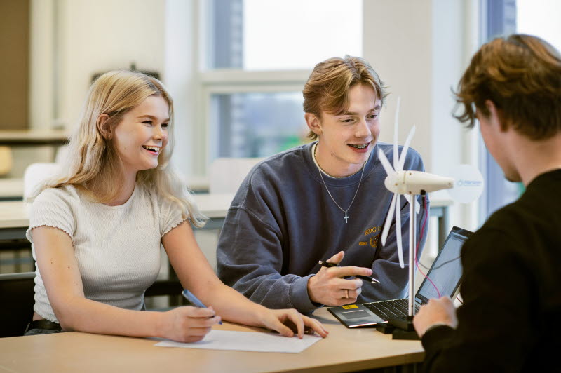 Elever från teknikprogrammet pratar med varandra