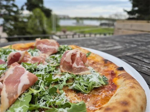 Gäster blir serverade vid Spikgårdens uteservering