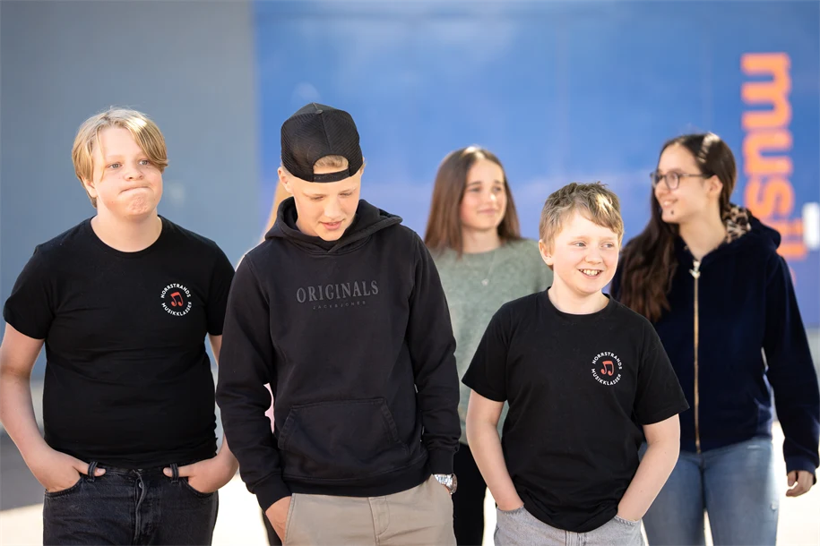 En grupp av elever som går utanför skolbyggnaden