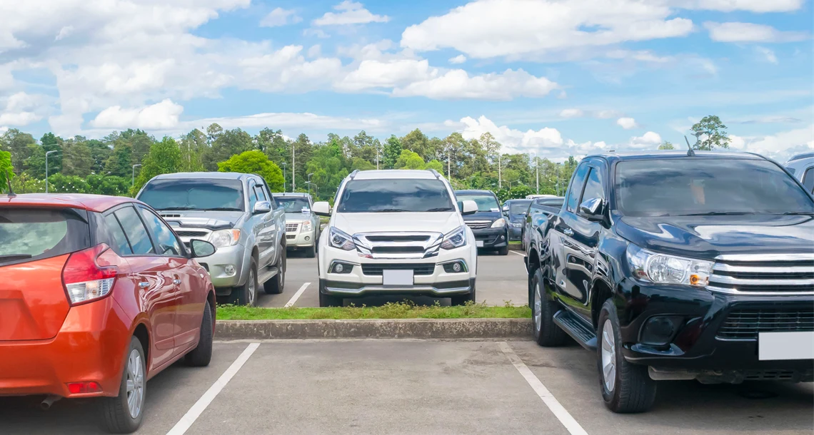 Flera bilar står parkerade på ett parkeringsområde