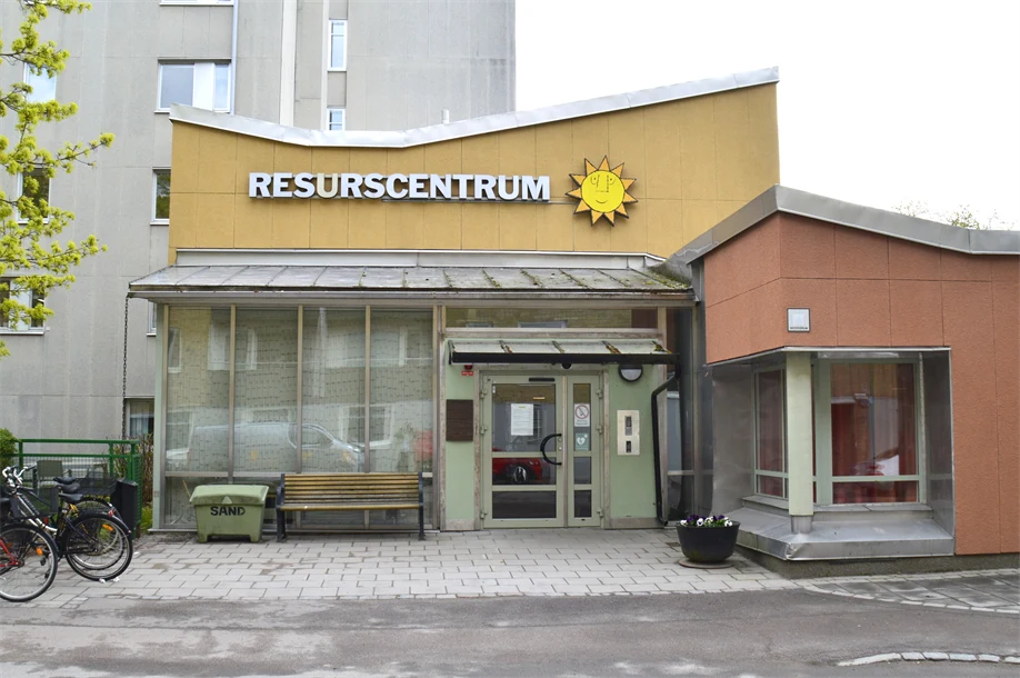 En bild på entren till Resurscentrum med en skylt som de står resurscentrum och Karlstads kommun solen.