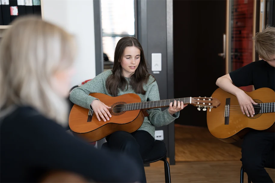Grupp elever som spelar gitarr