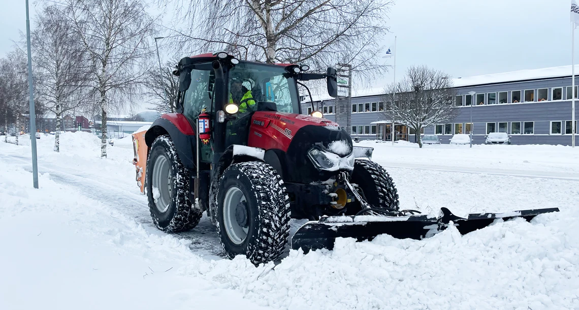 Karlstads kommun plogar en gång- och cykelväg med en plogbil.