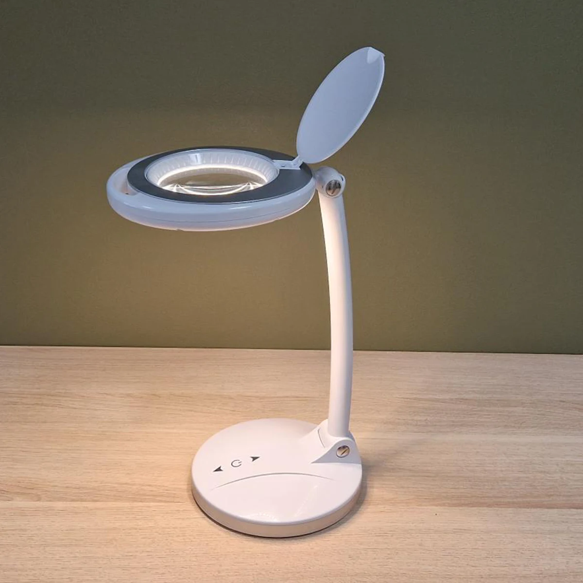 Förstoringsglas på stativ