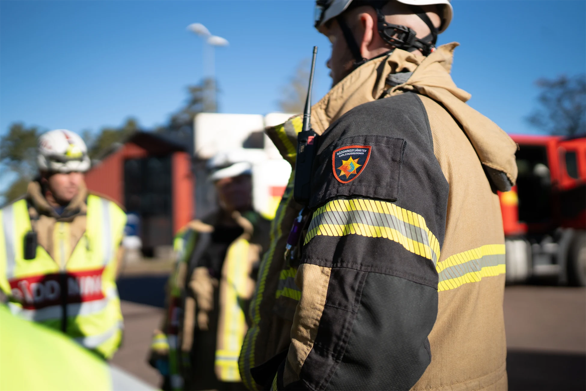 Två brandmän i larmställ.