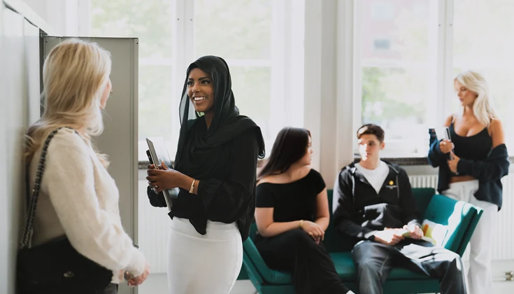 Gymnasieelever pratar med varandra i korridoren på Tingvallagymnasiet.