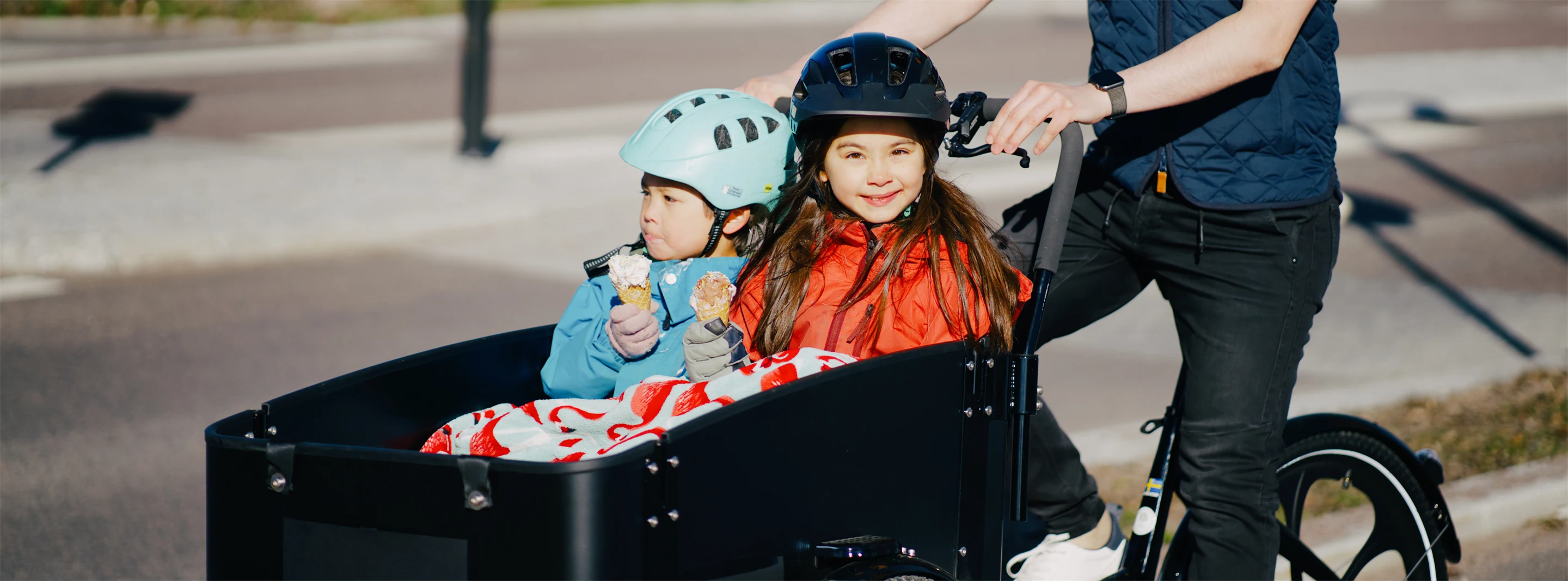 Två barn i cykelvagn. 