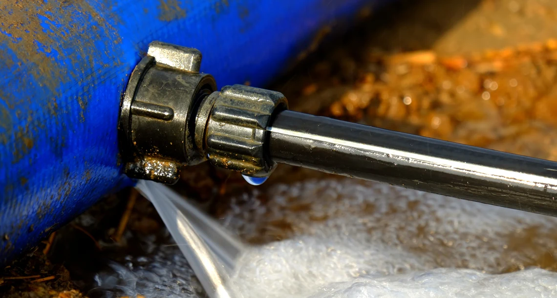 Ledning som läcker vatten