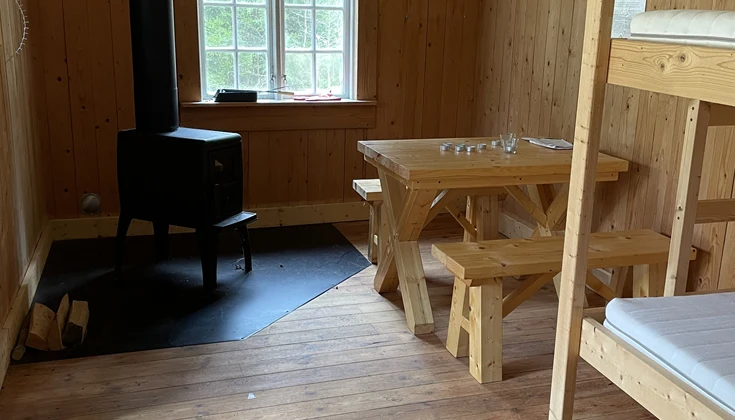 Braskamin, picknicbord och våningssängar