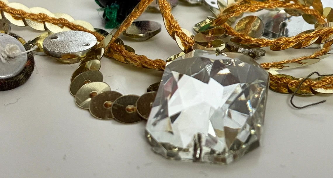 Guldpaljetter och diamantknappar