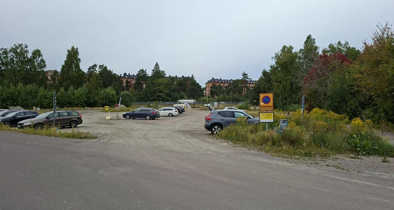 Bild på parkeringsplatsen bakom Tinvgalla IP som stängs av 