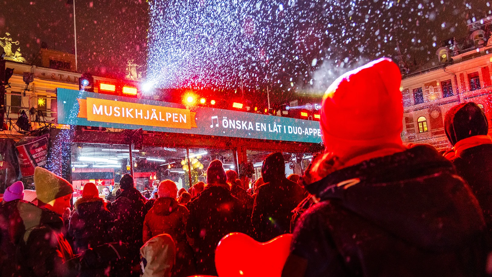 Folkhav utanför Musikhjälpens glasbur.