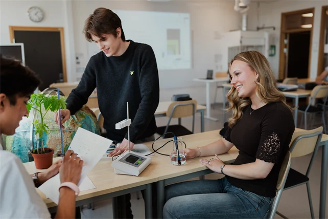 Gymnasieelever i ett klassrum med en jordglob.