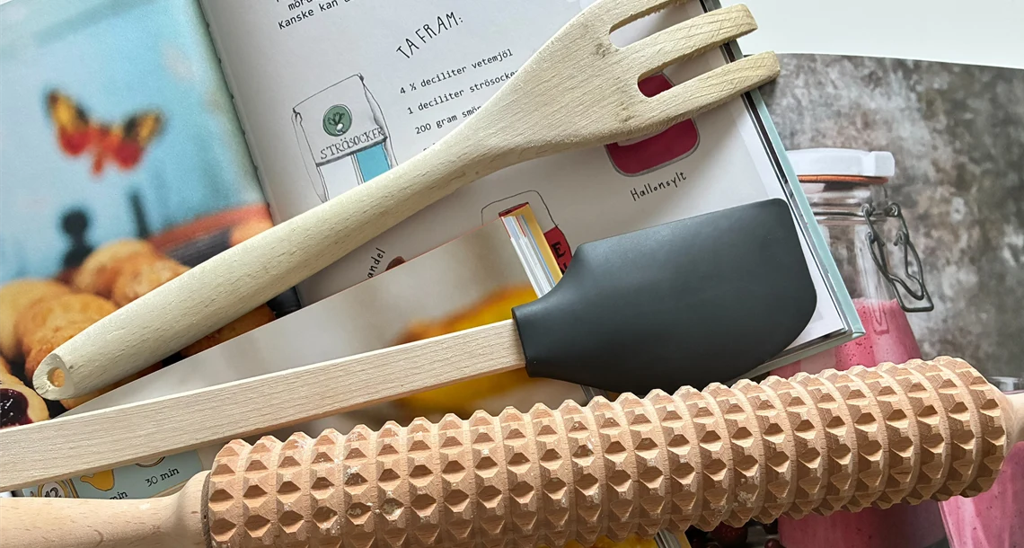 Bakredskap ligger på kokböcker