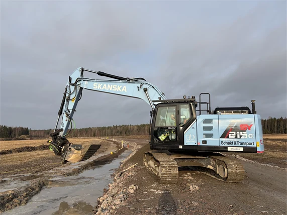 Projektet strävar efter att göra så lågt klimatavtryck som möjligt och är först ut i Värmland med att använda en elgrävmaskin. (Bild: Skanska)