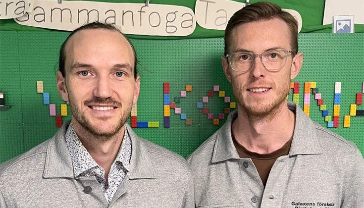 Anton Kjellman och Viktor Carlemar i Digitala ateljén på Galaxens förskola står framför en grön vägg med färgglada bokstäver.