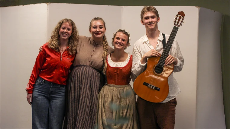 Gruppbild på fyra ungdomar som uppträtt med teaterföreställning.