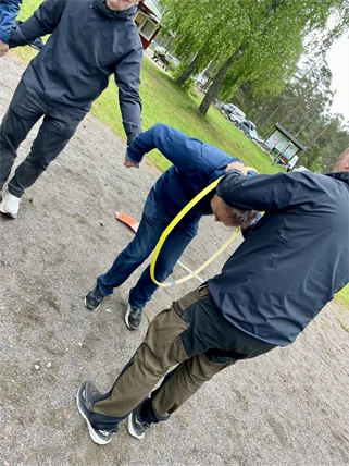Person leker med rockring