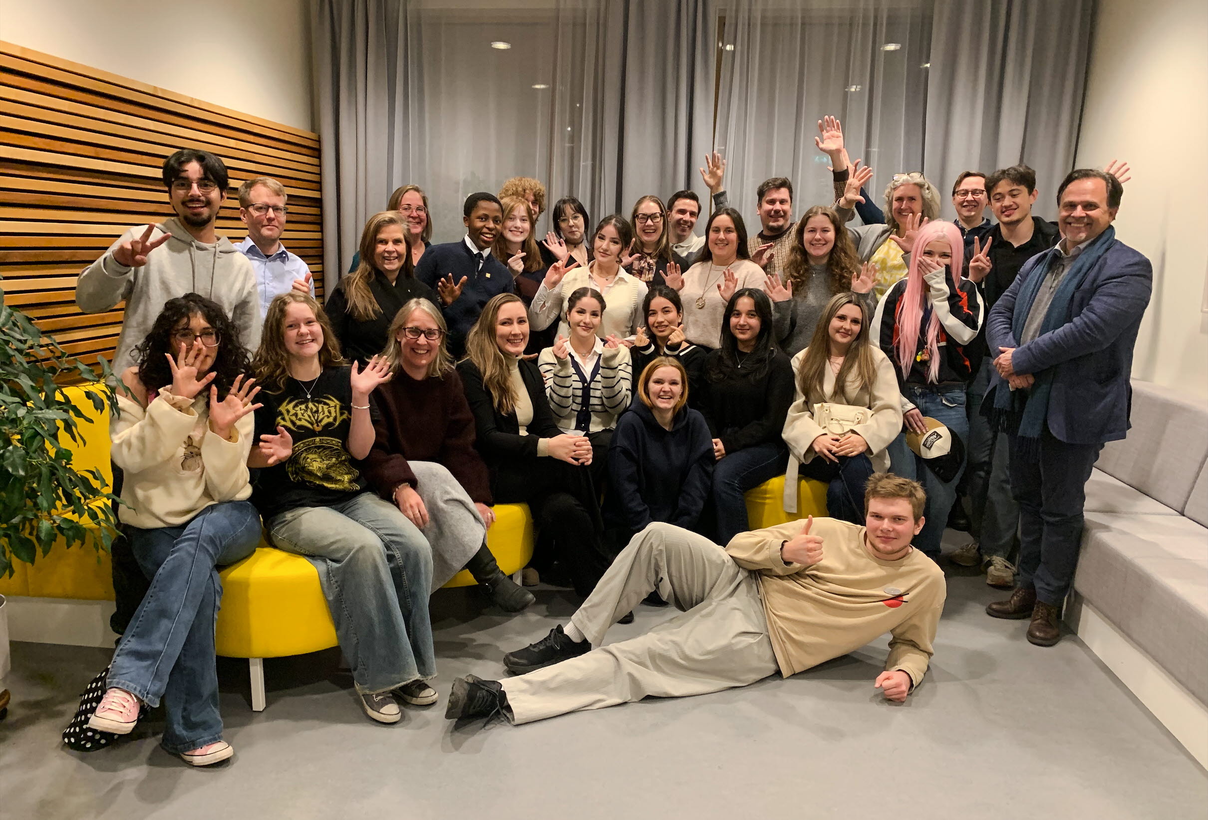 Gruppbild på ungdomsfullmäktige och kommunens förtroendevalda. 