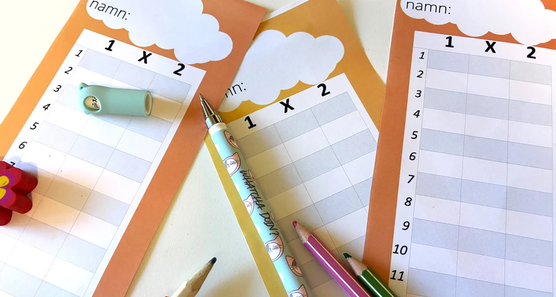 Talonger till tipspromenad och pennor mot vit bakgrund