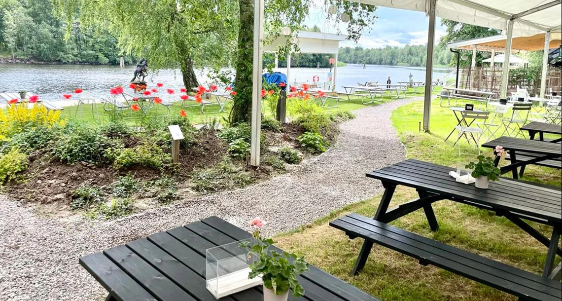 bord, grusgång, röda blommor, vatten