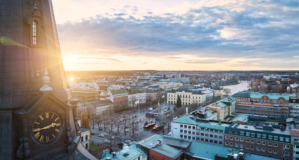 Flygbild över Karlstad centrum med domkyrkan i förgrunden.