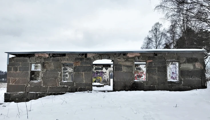 En äldre bevarad grå stenmur