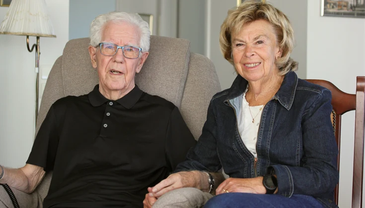 Ett äldre par som sitter tätt intill varann