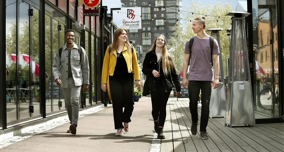 Studenter går längs krogarna i Inre hamn.