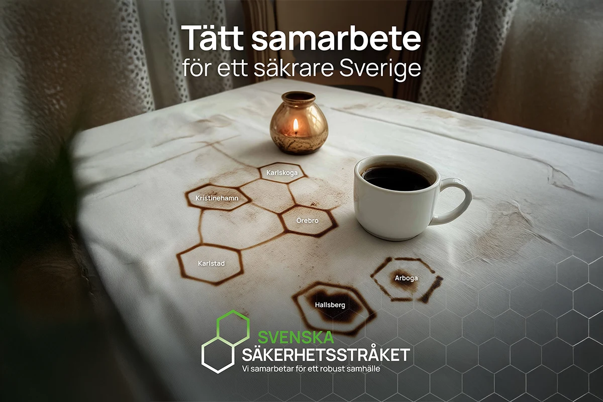 Kaffekopp och tänt ljus på ett bord med ett mönster som binder samman orter som Karlstad, Örebro och Karlskoga, samt texten ”Tätt samarbete för ett säkrare Sverige”.
