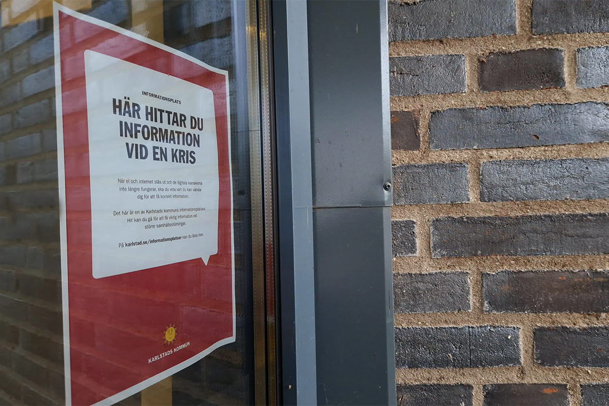 En skylt som sitter i ett fönster med texten "Här hittar du information vid en kris"