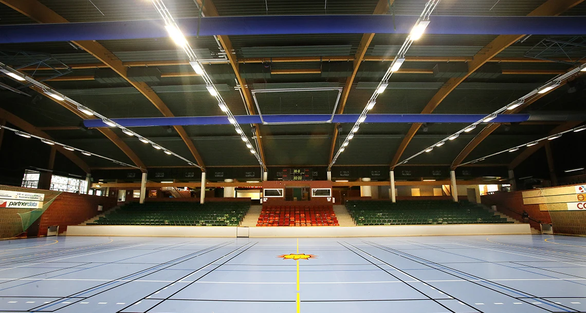 En sporthall med folktomma läktare
