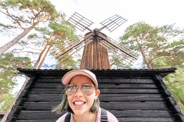 Flicka vid väderkvarnen