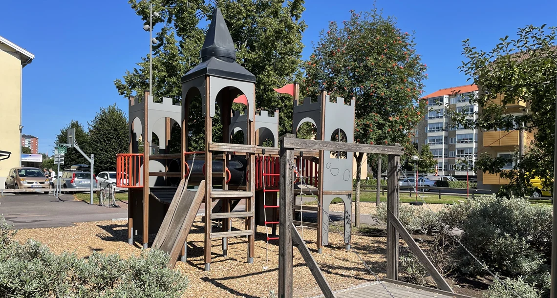 Klätterställning som ser ut som en riddarborg.