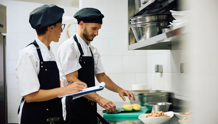 Två personer i ett restaurangkök