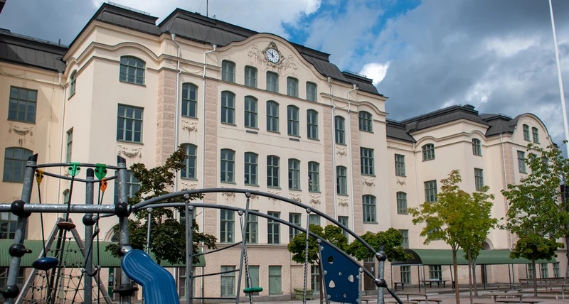 Herrhagsskolan och skolgården
