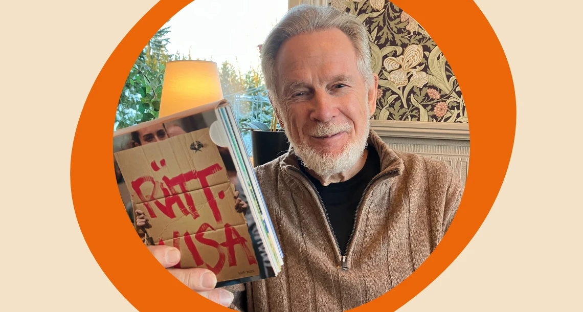 Stefan Widquist håller upp en  bok med titel Rättvisa