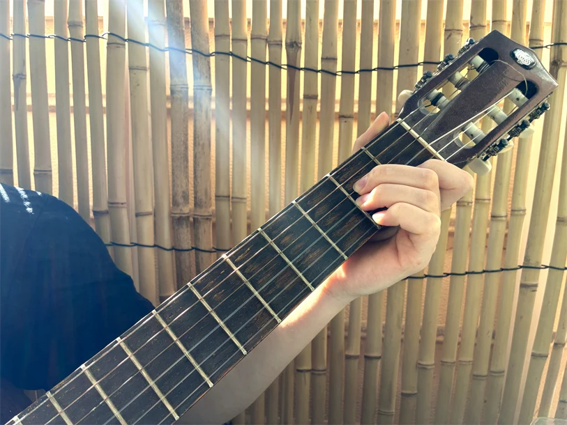 En hand som spelar gitarr