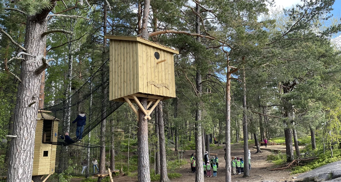 Låghöjdsbanan med trädkojor och klätternät