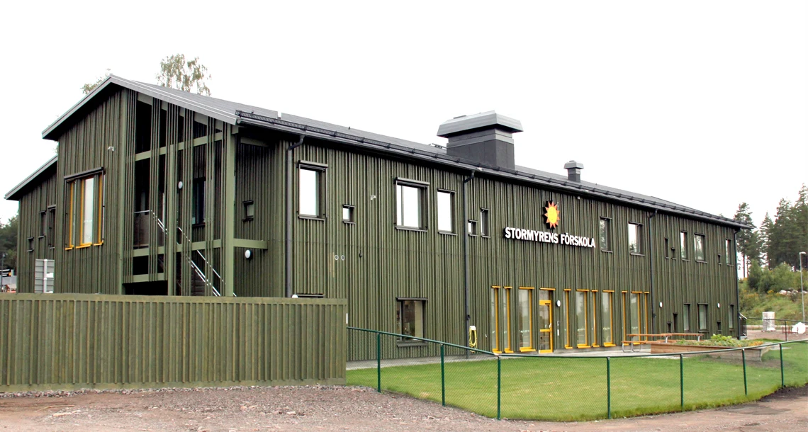 Stormyrens förskola, med grön träfasad och gula fönsterdetaljer, stod klar hösten 2023.