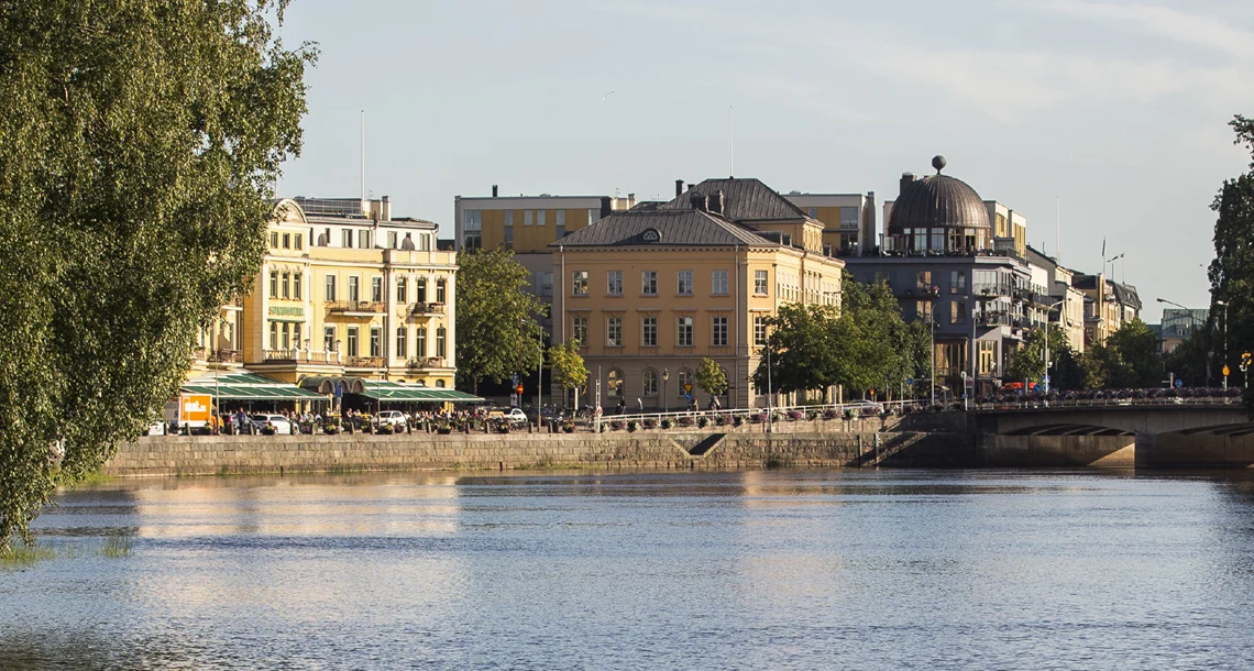Vy från Klarälven mot stadshotellet och centrum
