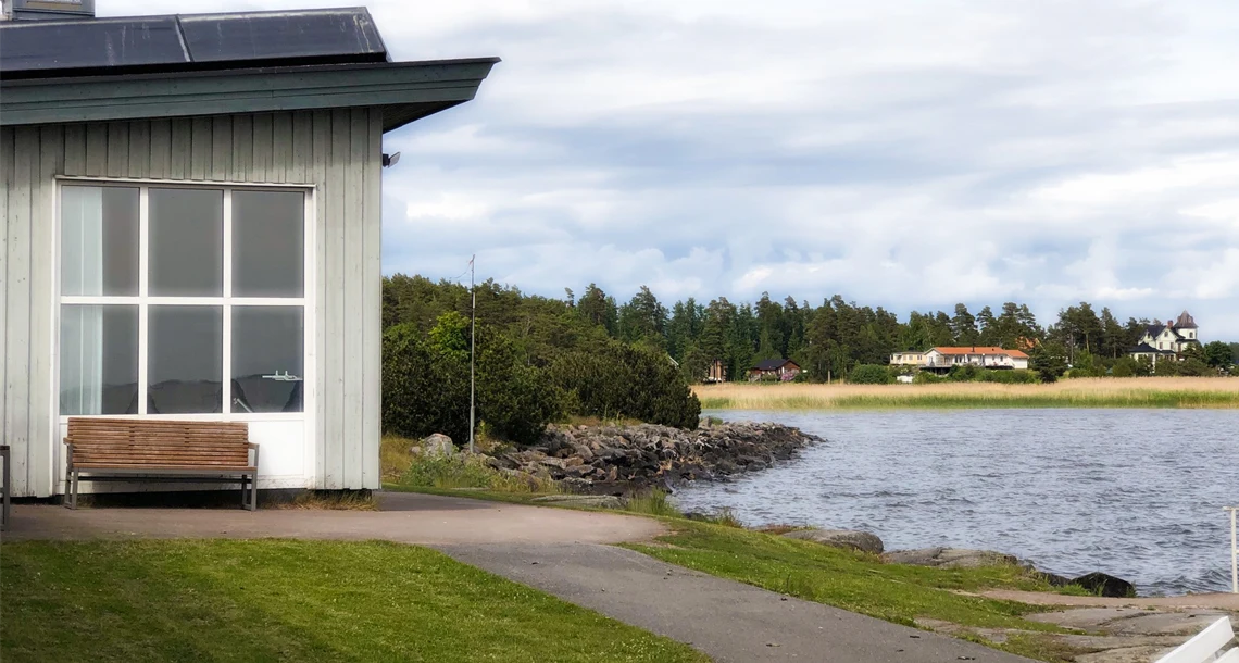 Hörnet på en byggnad intill Vänern