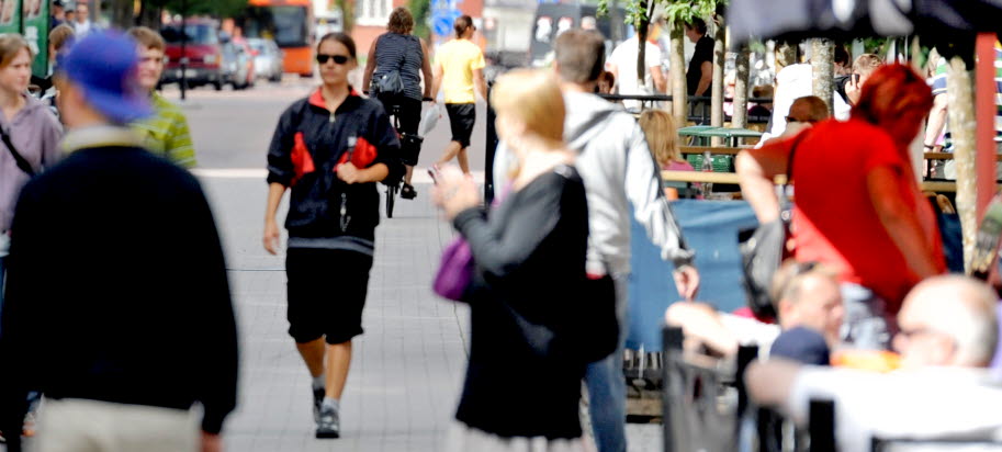 Människor som promenerar på gågatan i Karlstad