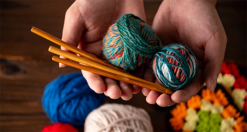 Bild på händer som håller i garn