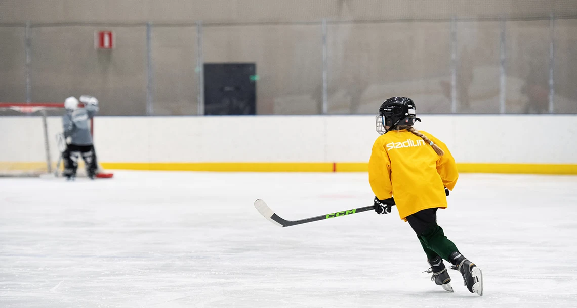 Skridskoåkande barn vid hockeyrink