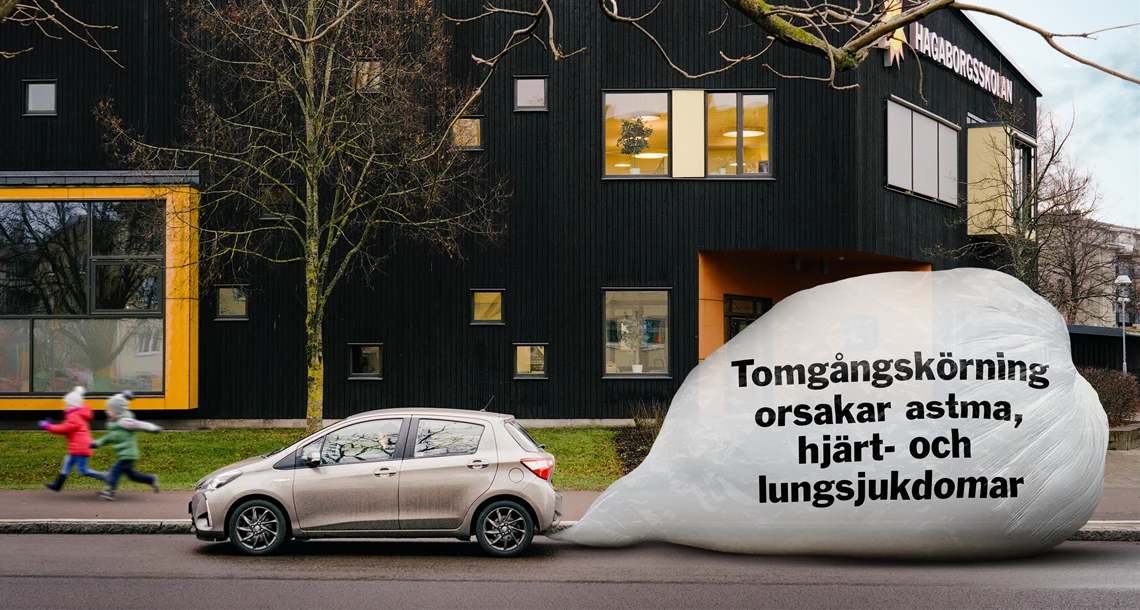 En bil står framför en byggnad och går på tomgång. Bakom bilen ser man en bubbla av avgaser. I den bubblan står texten "Tomgångskörning orsakar astma, hjärt- och kärlsjukdomar ".