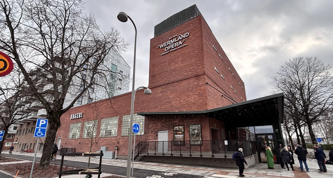 Större tegelbyggnad med skylt Wermlands Opera och Bageriet