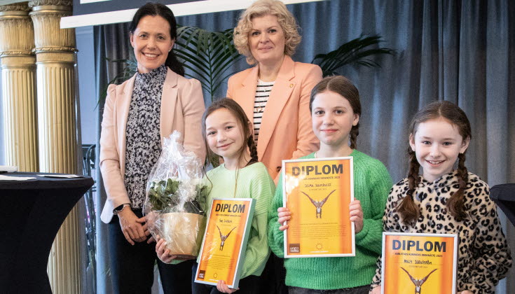Kommundirektör Ulrika K Jansson med vinnande elever med diplom